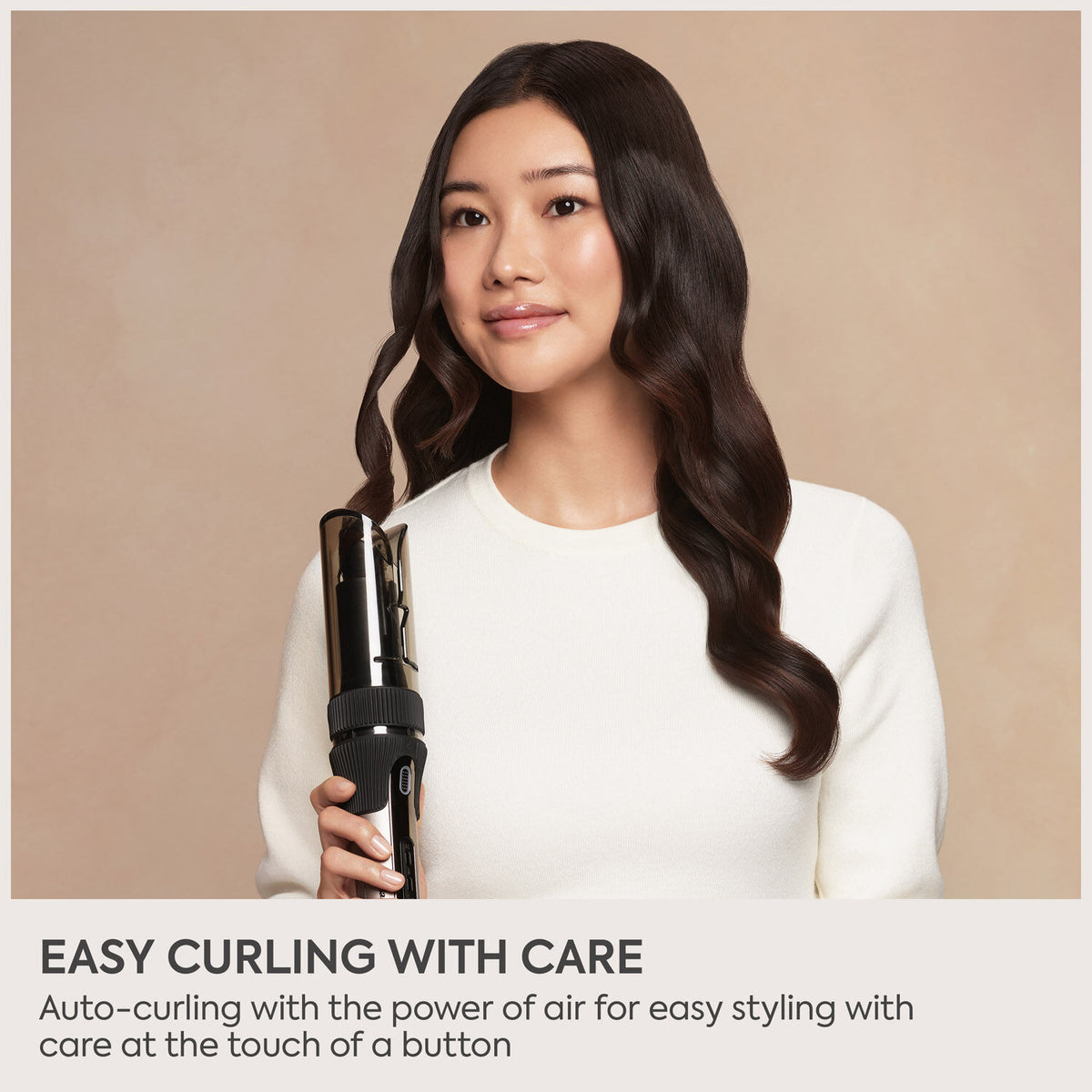 Femme tenant le boucleur à air BaByliss Style Secret Air, boucles souples
