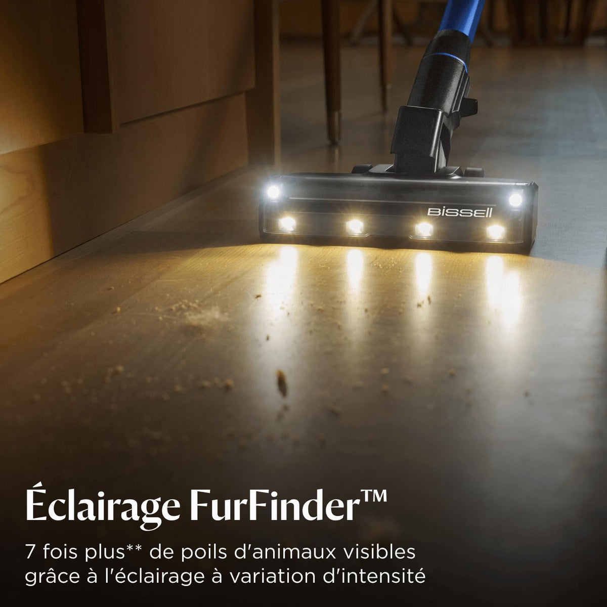 Phares LED FurFinder qui révèlent les poils et la poussière sur le sol