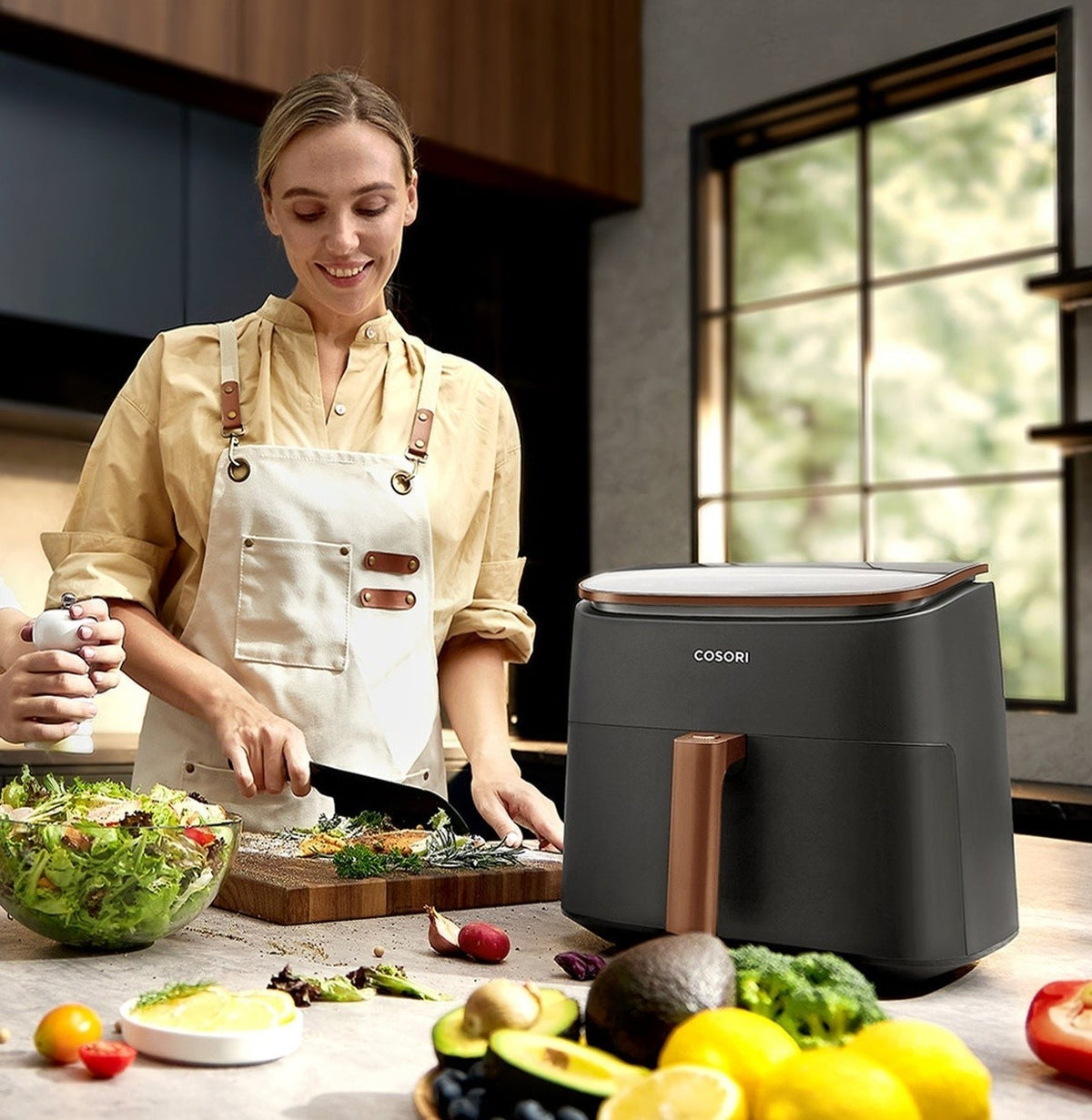 Mère et fille cuisinent à côté de la friteuse sans huile Cosori TurboBlaze™ Chef Edition