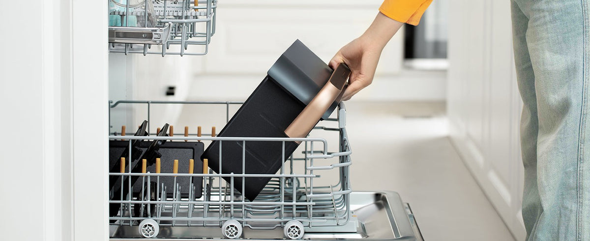 Panier à revêtement céramique sans PFAS de la Cosori TwinFry rangé dans le lave-vaisselle