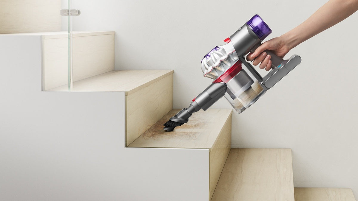 Nettoyage d'une marche d'escalier avec l'accessoire combiné du Dyson Car+Boat