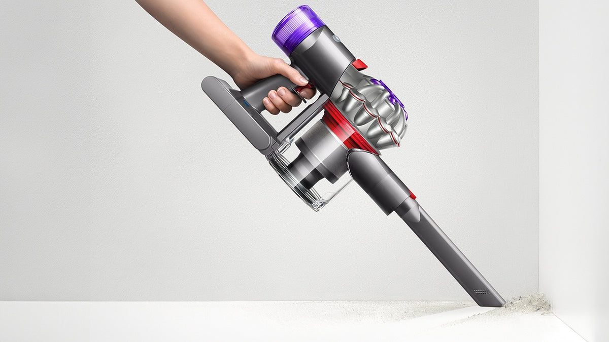 Le long suceur du Dyson Car+Boat nettoie le long des bords et dans les espaces étroits