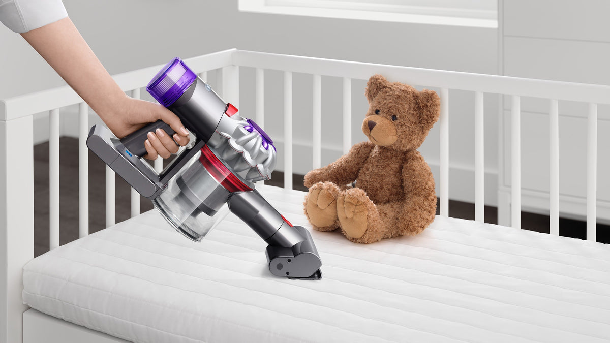 Le Dyson Car+Boat aspire la poussière d'un matelas avec sa mini brosse motorisée