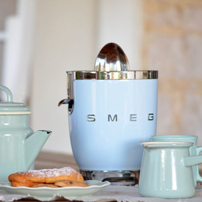 Presse-agrumes Smeg CJF11 Bleu Pastel en ambiance petit-déjeuner