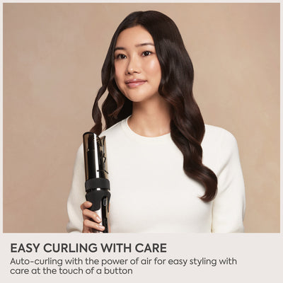 Femme tenant le boucleur à air BaByliss Style Secret Air, boucles souples