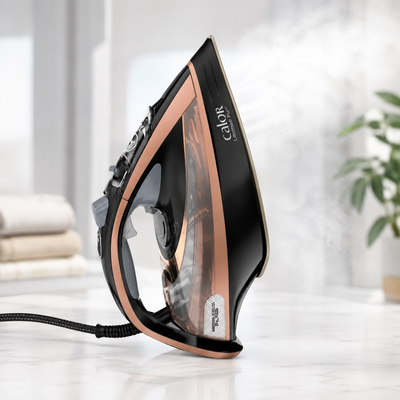 Calor Ultimate Pure FV9845C0 posé sur son talon avec vapeur