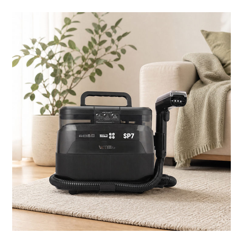 Nettoyeur détacheur Valberg SP7 posé sur tapis près du canapé