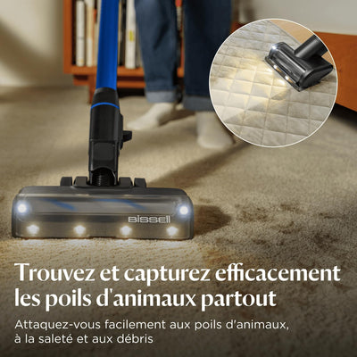 Bissell PowerClean FurFinder sur un tapis, phares LED allumés, pour les poils d'animaux