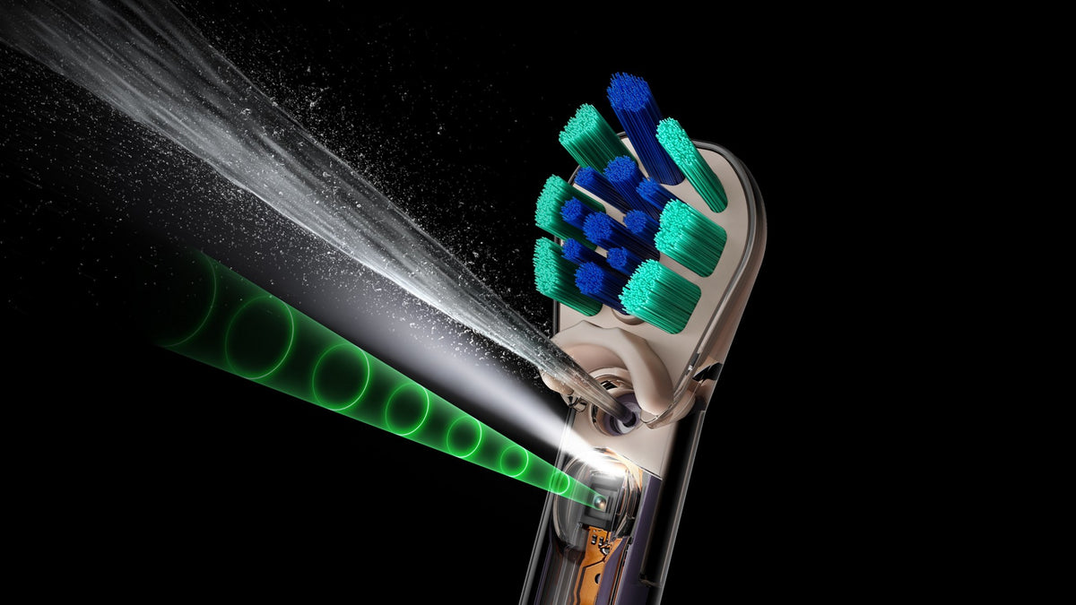 Jet conique de bain de bouche projeté par la tête de brosse Dyson CameraJet