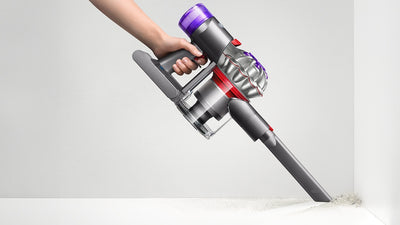Le long suceur du Dyson Car+Boat nettoie le long des bords et dans les espaces étroits