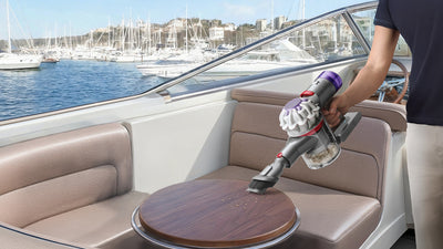 Nettoyage d'une table de bateau avec le Dyson Car+Boat et son accessoire combiné en mode brosse