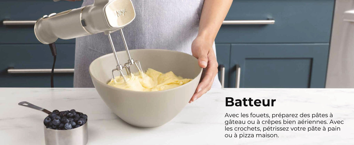 Batteur Ninja Foodi avec fouets dans une pâte à gâteau