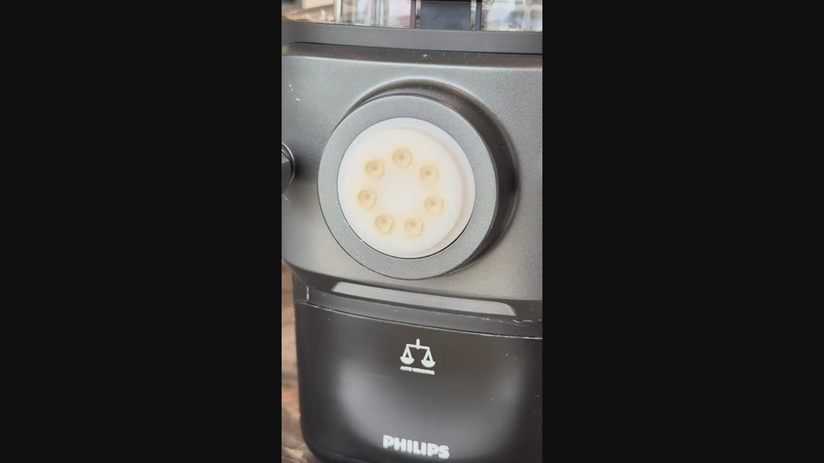 Charger la vidéo: Philips Pasta Maker HR2382/15 – Machine à pâtes automatique 8 formes