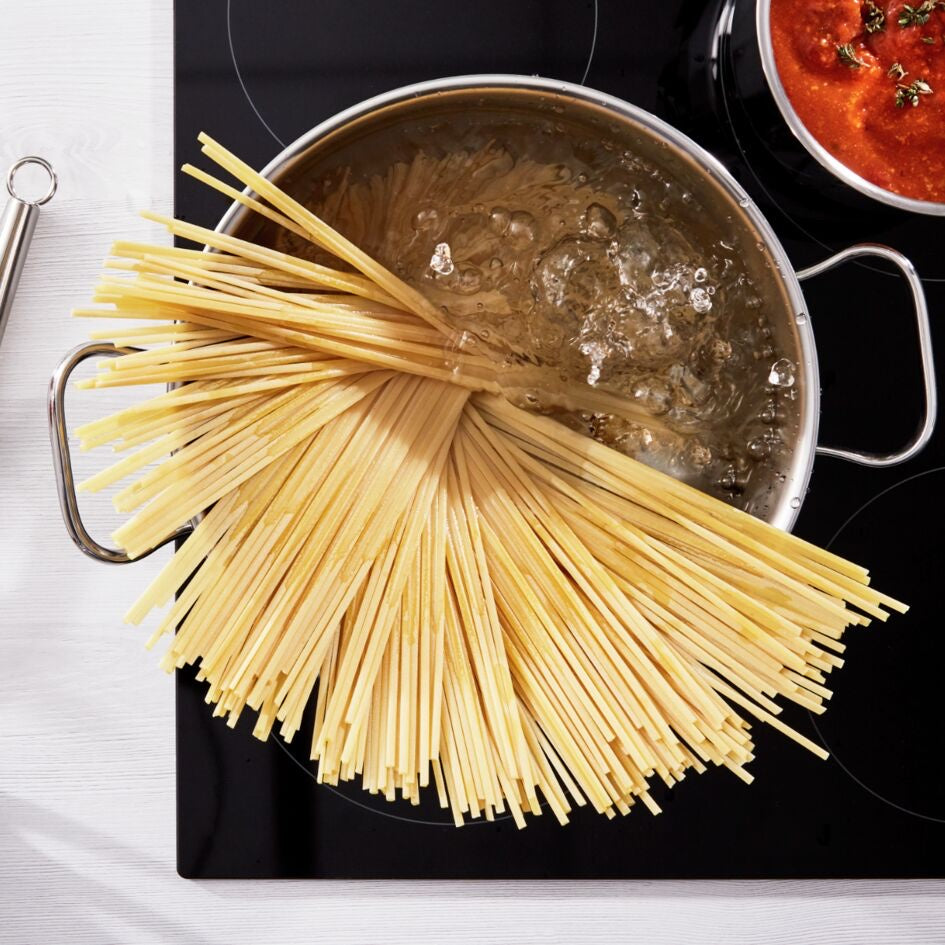 Spaghettis cuits dans un faitout Tefal Duetto sur une plaque induction